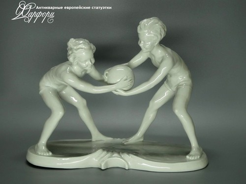 Купить фарфоровую статуэтку Schaubach Kunst Игра в мяч